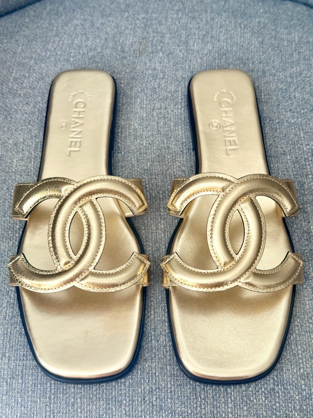 NEW BLAZY CHANEL GOLD LEATHER LARGE CC Logo FLIP FLOP SLIDES Sandals size 41